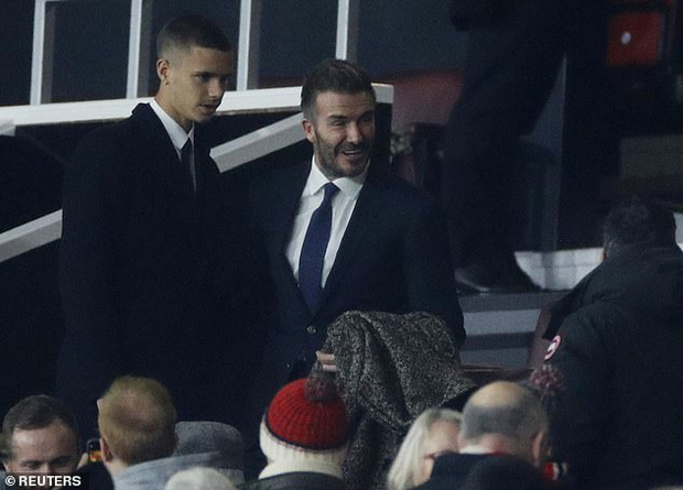 David Beckham lại 'đè bẹp' quý tử 19 tuổi với ngoại hình sáng cả khán đài trận MU gặp Arsenal - Ảnh 2