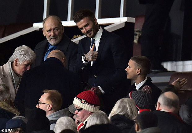 David Beckham lại 'đè bẹp' quý tử 19 tuổi với ngoại hình sáng cả khán đài trận MU gặp Arsenal - Ảnh 3