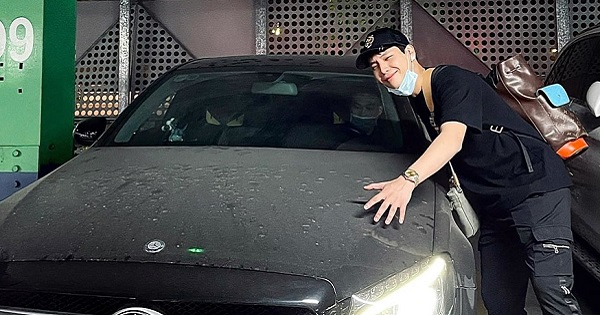 Quân A.P khóc ròng khi nhận hóa đơn gửi xe 22 triệu