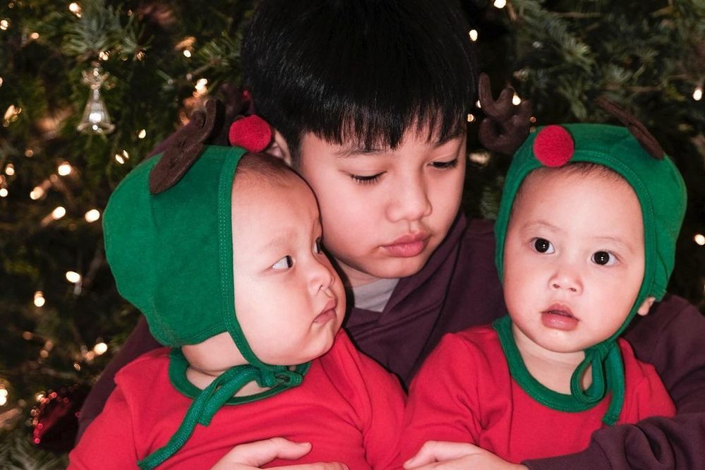 Bộ ảnh mừng Giáng sinh siêu cưng của ba con Hồ Ngọc Hà, cậu út Leon vẫn là 'thánh hài' - Ảnh 1