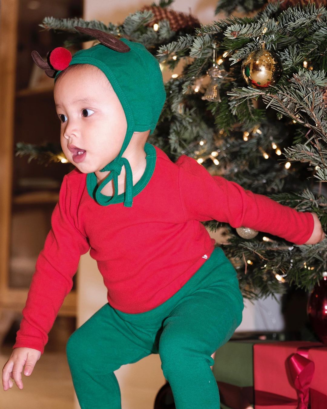 Bộ ảnh mừng Giáng sinh siêu cưng của ba con Hồ Ngọc Hà, cậu út Leon vẫn là 'thánh hài' - Ảnh 4