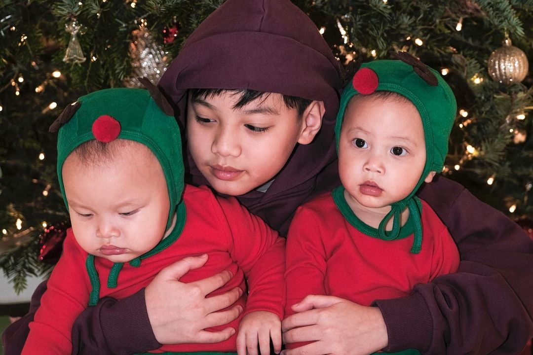 Bộ ảnh mừng Giáng sinh siêu cưng của ba con Hồ Ngọc Hà, cậu út Leon vẫn là 'thánh hài' - Ảnh 10