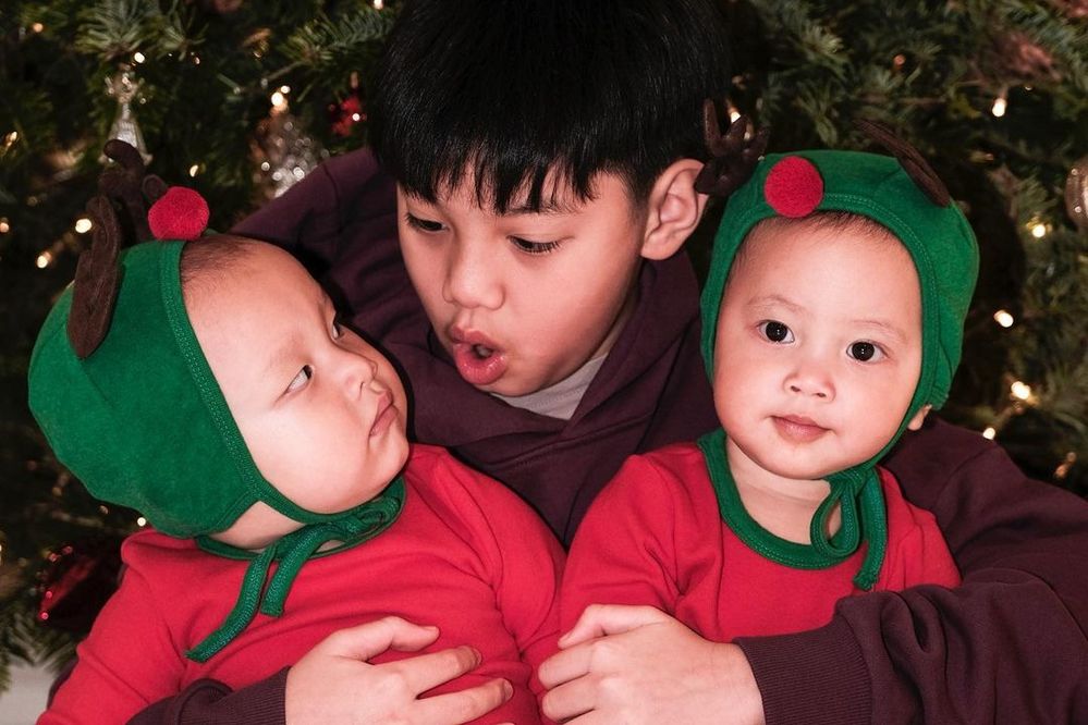 Bộ ảnh mừng Giáng sinh siêu cưng của ba con Hồ Ngọc Hà, cậu út Leon vẫn là 'thánh hài' - Ảnh 2