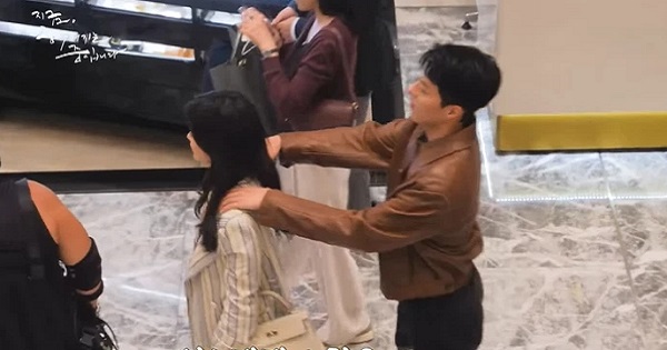 Jang Ki Yong quỳ gối đọc kịch bản bên Song Hye Kyo, tiện tay mát-xa lưng cho đàn chị ở hậu trường