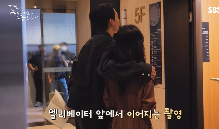 Jang Ki Yong quỳ gối đọc kịch bản bên Song Hye Kyo, tiện tay mát-xa lưng cho đàn chị ở hậu trường - Ảnh 2