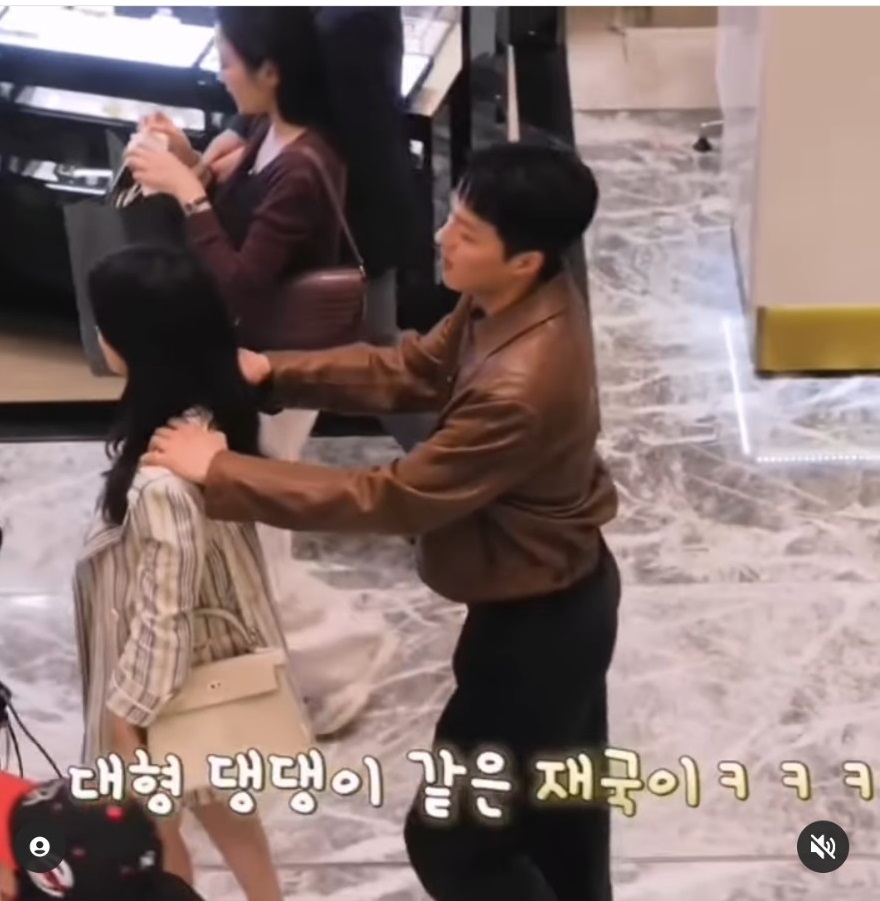 Jang Ki Yong quỳ gối đọc kịch bản bên Song Hye Kyo, tiện tay mát-xa lưng cho đàn chị ở hậu trường - Ảnh 5