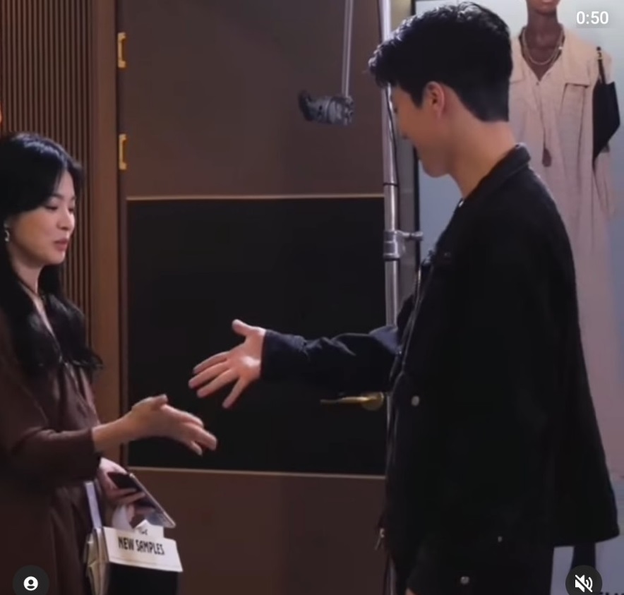 Jang Ki Yong quỳ gối đọc kịch bản bên Song Hye Kyo, tiện tay mát-xa lưng cho đàn chị ở hậu trường - Ảnh 1