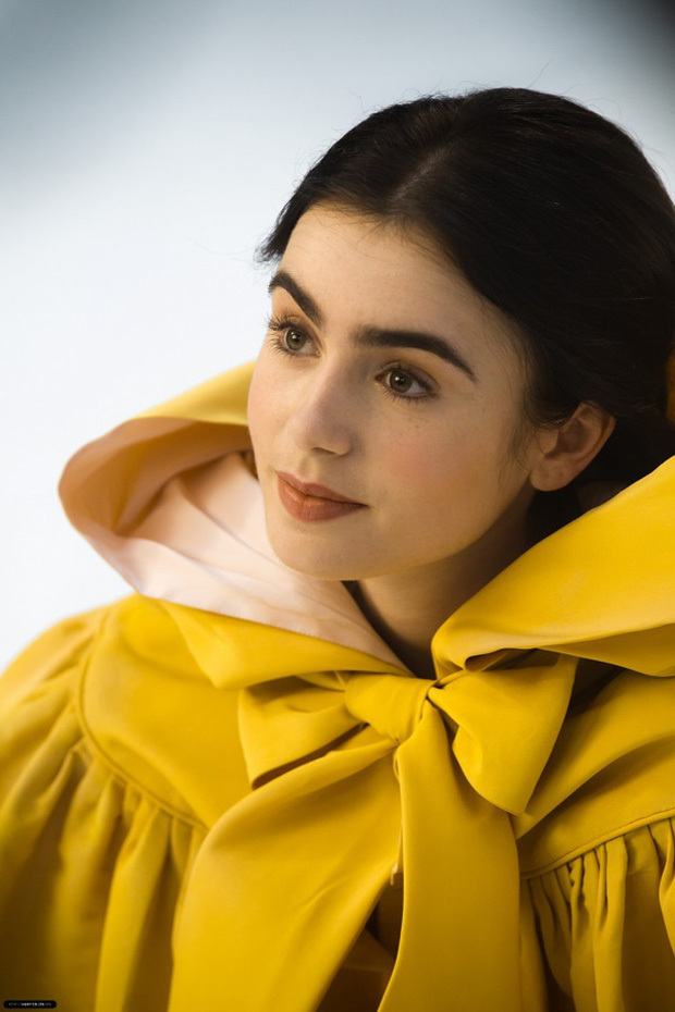 Ngắm loạt khoảnh khắc đẹp như cổ tích của 'Bạch Tuyết' Lily Collins - Ảnh 4