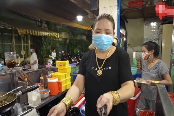 Sài Gòn: Cặp vợ chồng đeo hàng trăm cây vàng đứng bán ốc khiến MXH dậy sóng - Ảnh 3