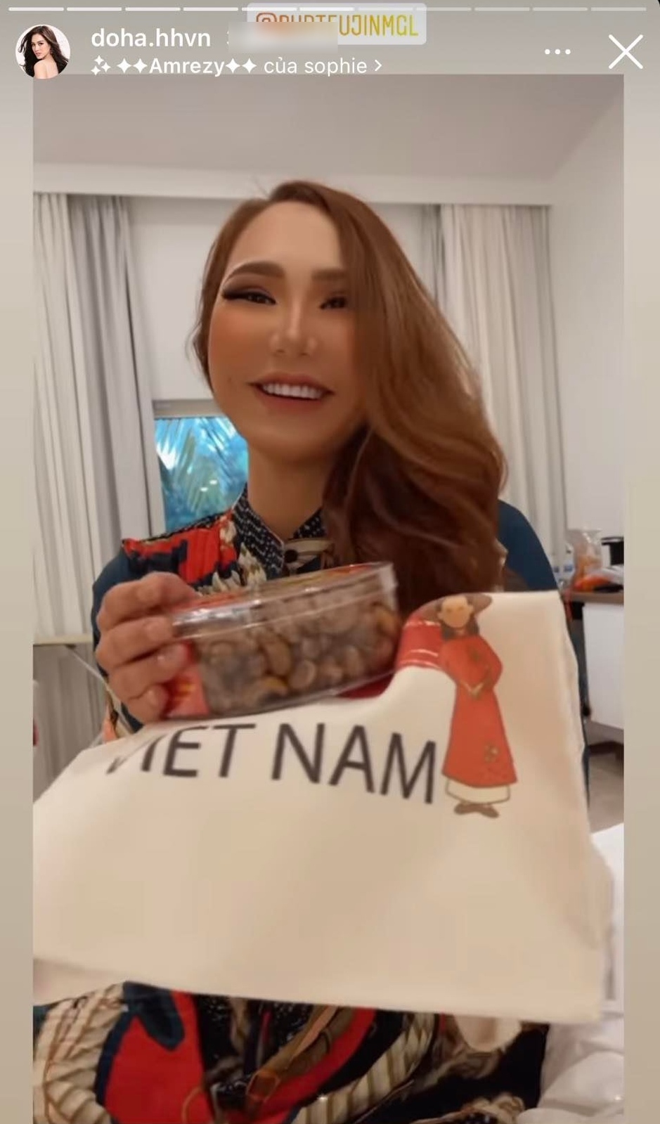 Miss World hủy lịch quay vì mưa, Miss Mông Cổ ngồi nhậu khô bò 'Made in Vietnam' với Đỗ Thị Hà - Ảnh 2