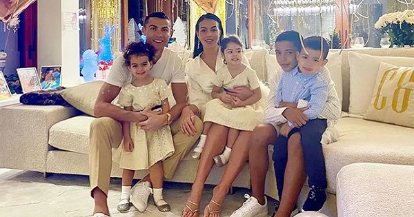 Siêu sao bóng đá Ronaldo sắp đón thêm cặp song sinh 1 trai 1 gái