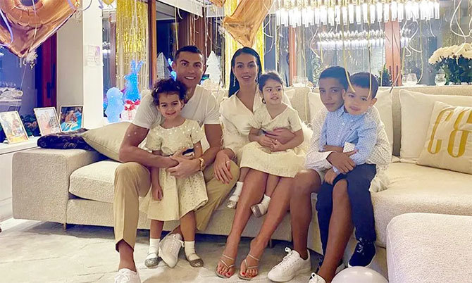 Siêu sao bóng đá Ronaldo sắp đón thêm cặp song sinh 1 trai 1 gái - Ảnh 3