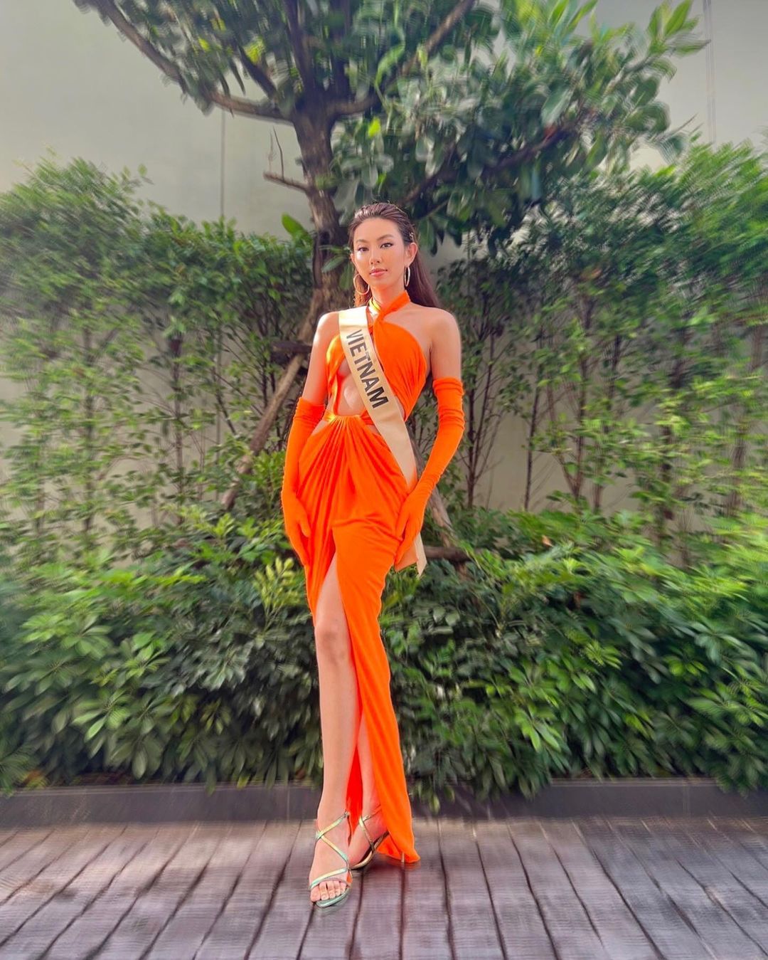 Tân Hoa hậu Thùy Tiên diện lại style cắt xẻ, không đội vương miện vẫn xinh xuất thần - Ảnh 7
