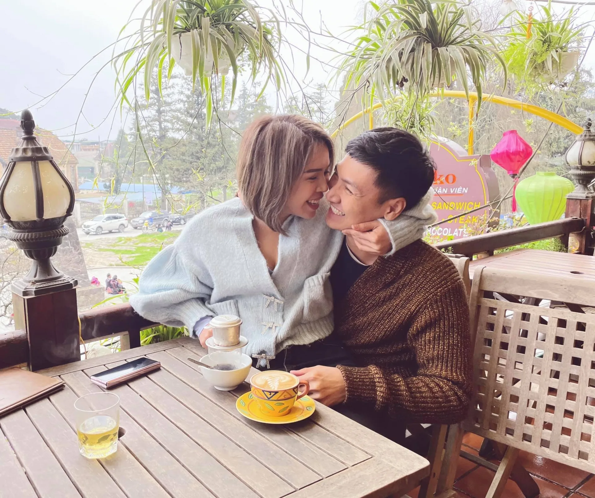 Mạnh Trường tặng quà Giáng sinh cho vợ, Hồng Đăng trầm trồ thú nhận là fan