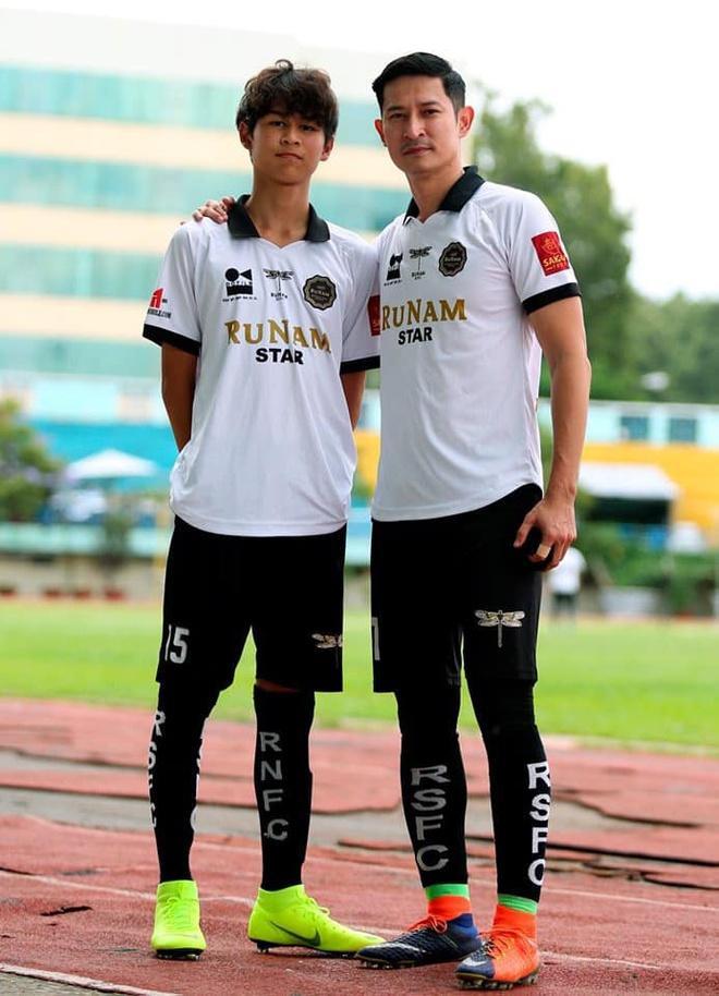 Chụp ảnh cùng thủ môn Bùi Tiến Dũng cao 1m82, con trai 16 tuổi của Huy Khánh nổi bật như ngôi sao - Ảnh 4