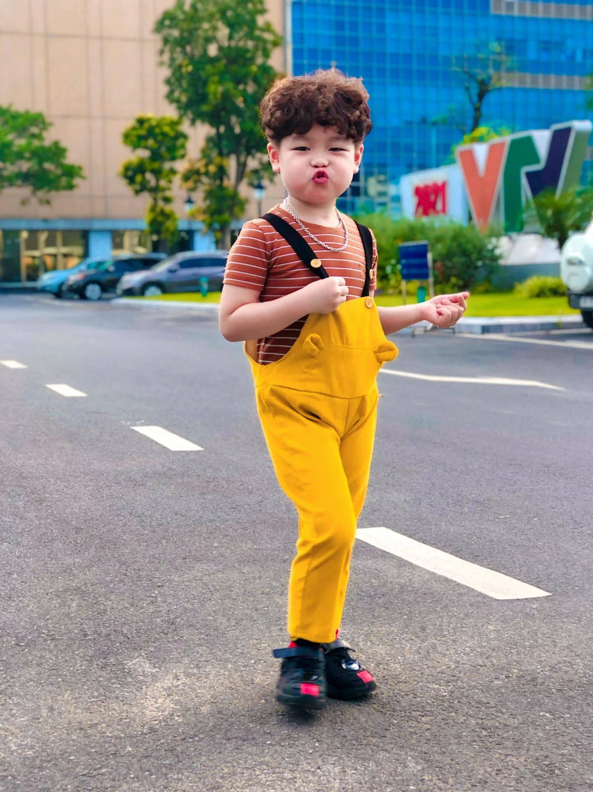 Diễn viên nhí đáng yêu đóng vai con trai Lan Phương và Hồng Đăng trong