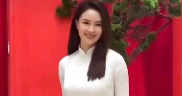 U40 Hồng Diễm nhìn như nữ sinh khi diện áo dài trắng thướt tha