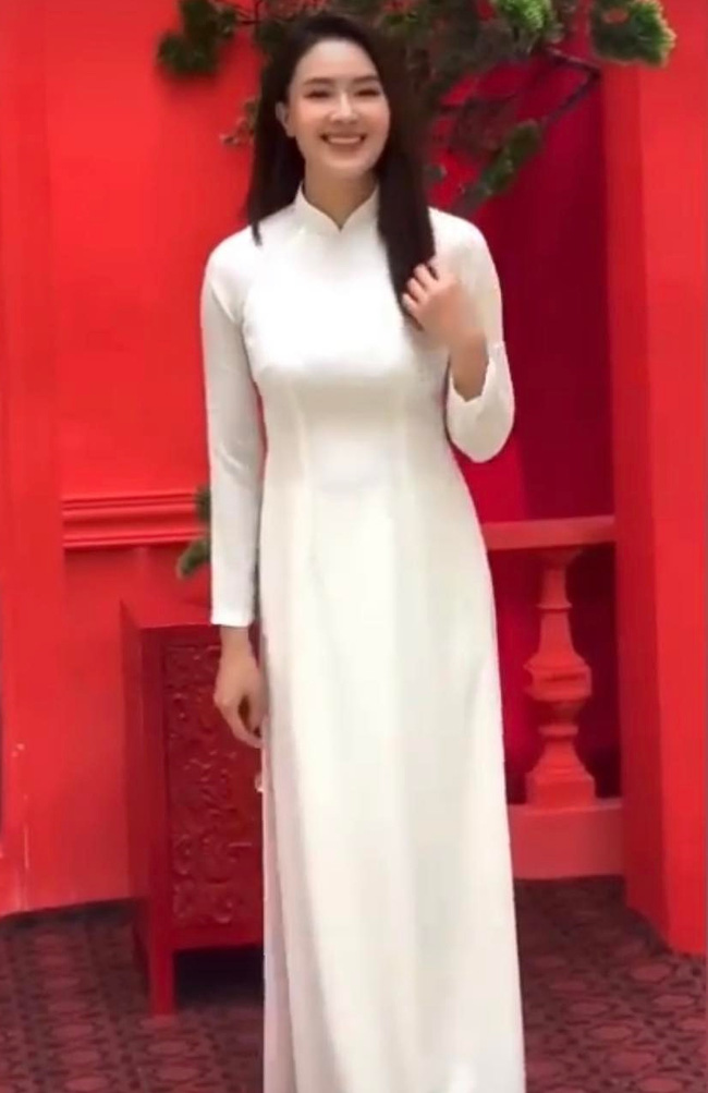U40 Hồng Diễm nhìn như nữ sinh khi diện áo dài trắng thướt tha - Ảnh 3