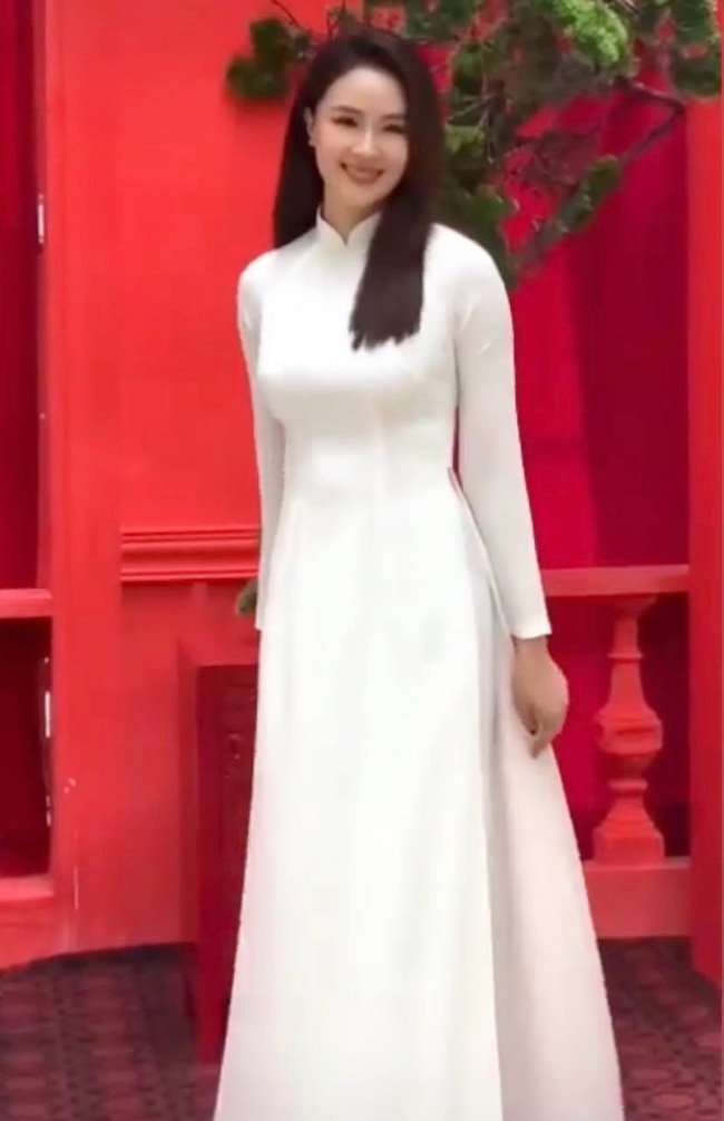U40 Hồng Diễm nhìn như nữ sinh khi diện áo dài trắng thướt tha - Ảnh 2