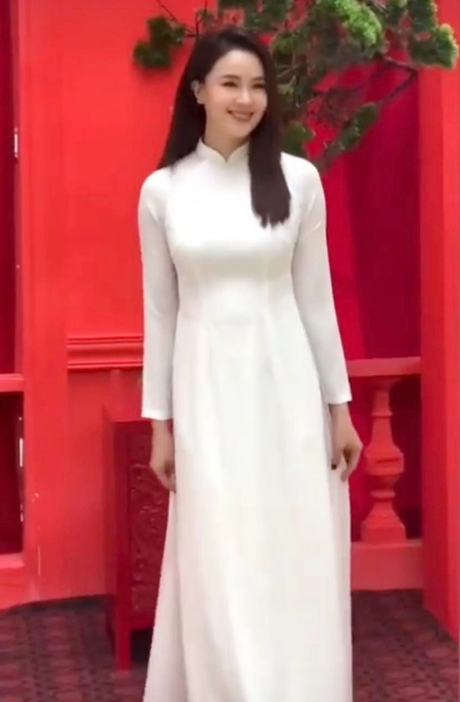 U40 Hồng Diễm nhìn như nữ sinh khi diện áo dài trắng thướt tha - Ảnh 1