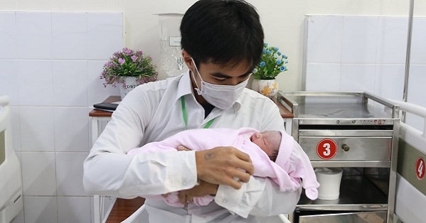 Đi chăm mẹ U40 sinh em gái, con trai 21 tuổi bị nhầm là ông bố trẻ