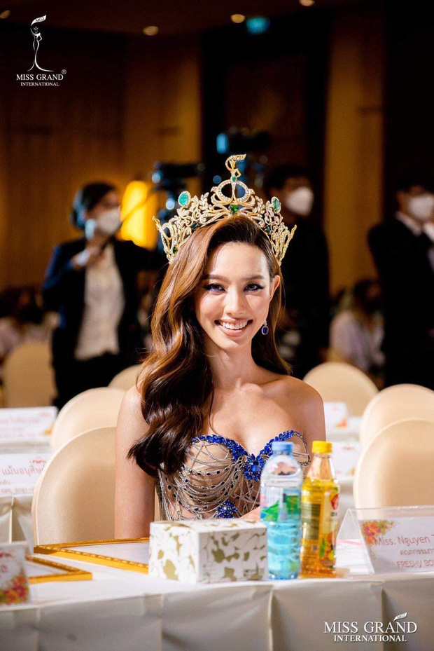Tân Hoa hậu Thùy Tiên bị xếp đứng ngoài rìa giữa dàn mỹ nhân Thái Lan tại một sự kiện - Ảnh 1
