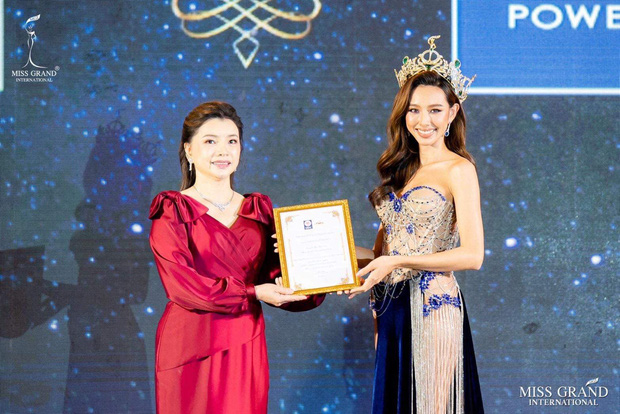 Tân Hoa hậu Thùy Tiên bị xếp đứng ngoài rìa giữa dàn mỹ nhân Thái Lan tại một sự kiện - Ảnh 3