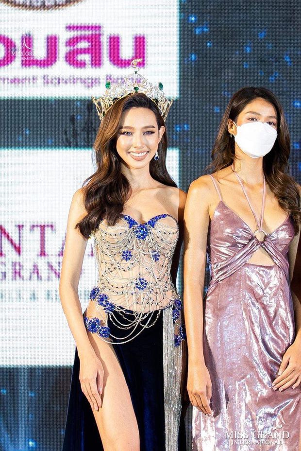Tân Hoa hậu Thùy Tiên bị xếp đứng ngoài rìa giữa dàn mỹ nhân Thái Lan tại một sự kiện - Ảnh 4
