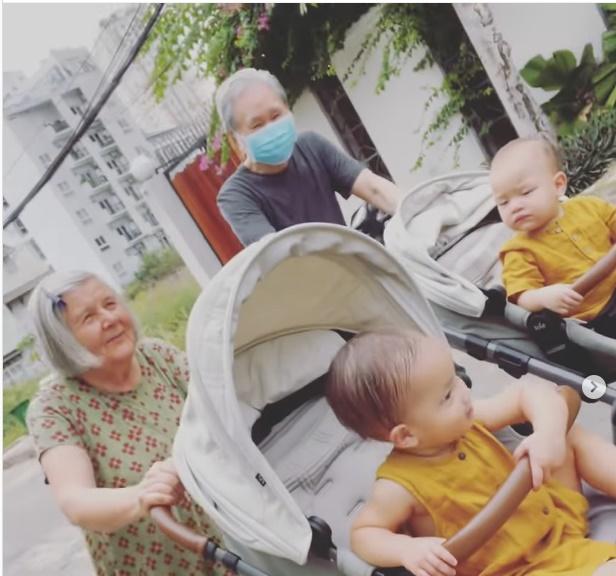 Mẹ chồng người Thụy Điển của Hồ Ngọc Hà mặc đồ ngủ Việt Nam đẩy xe cho cháu đi dạo ngoài đường - Ảnh 1
