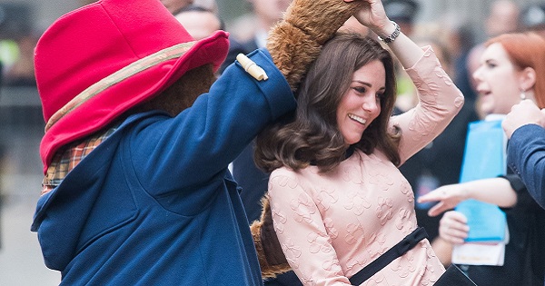 Công nương Kate nhảy nhót giữa đường phố Anh nhưng lý do đặc biệt