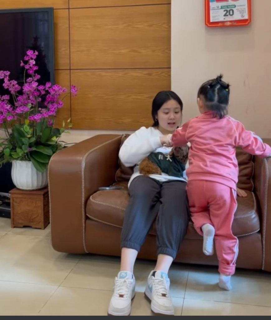 Cuộc hội thoại đáng yêu của con gái 3 tuổi nhà Phượng Chanel - Quách Ngọc Ngoan với chị ba - Ảnh 3