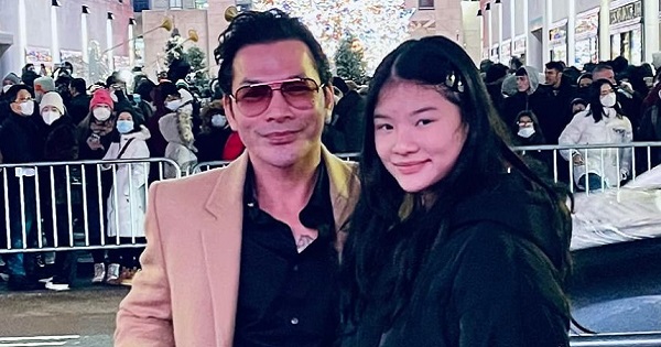 Con gái Trương Ngọc Ánh khoe dáng chuẩn "siêu mẫu tương lai" trên đường phố New York