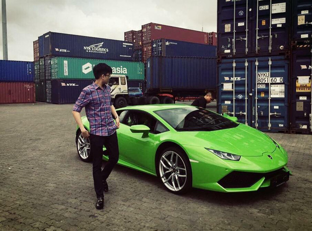 Em trai Phan Thành khoe ảnh chúc Noel, netizen chỉ dán mắt 2 chiếc siêu xe có tiền cũng không dễ mua - Ảnh 2