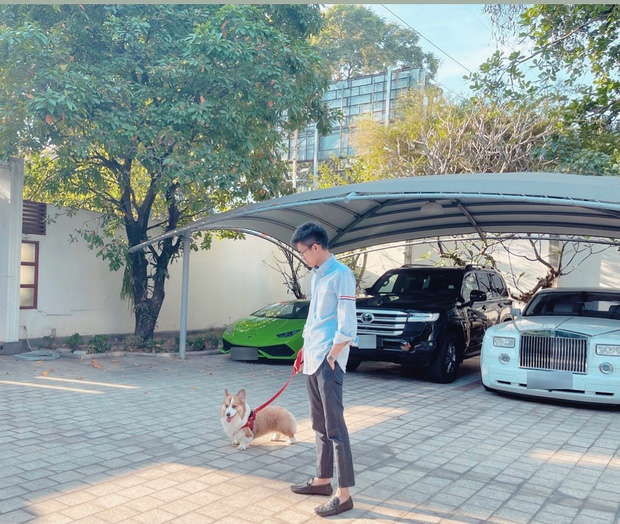 Em trai Phan Thành khoe ảnh chúc Noel, netizen chỉ dán mắt 2 chiếc siêu xe có tiền cũng không dễ mua - Ảnh 1