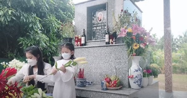 Khán giả xúc động khi thấy vợ và con gái đến thăm mộ Vân Quang Long ngày giỗ đầu