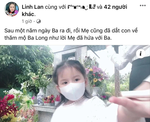 Khán giả xúc động khi thấy vợ và con gái đến thăm mộ Vân Quang Long ngày giỗ đầu - Ảnh 1