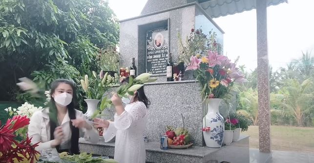 Khán giả xúc động khi thấy vợ và con gái đến thăm mộ Vân Quang Long ngày giỗ đầu - Ảnh 2