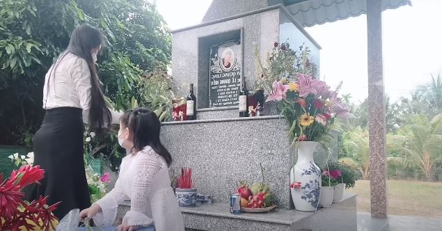Khán giả xúc động khi thấy vợ và con gái đến thăm mộ Vân Quang Long ngày giỗ đầu - Ảnh 3