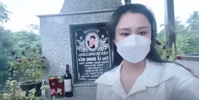 Khán giả xúc động khi thấy vợ và con gái đến thăm mộ Vân Quang Long ngày giỗ đầu - Ảnh 4