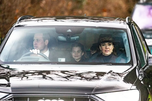 Cả nhà Công nương Kate đi lễ Giáng sinh, hình ảnh công chúa Charlotte khiến công chúng giật mình - Ảnh 1