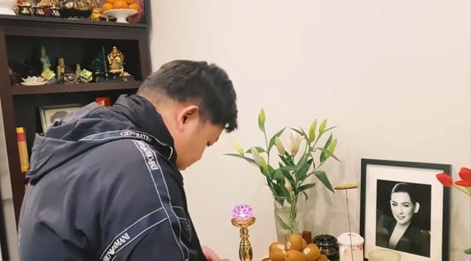 Quang Lê đến thắp hương cho Phi Nhung, tiết lộ về hai món ăn yêu thích của củ ca sĩ trên bàn thờ - Ảnh 2