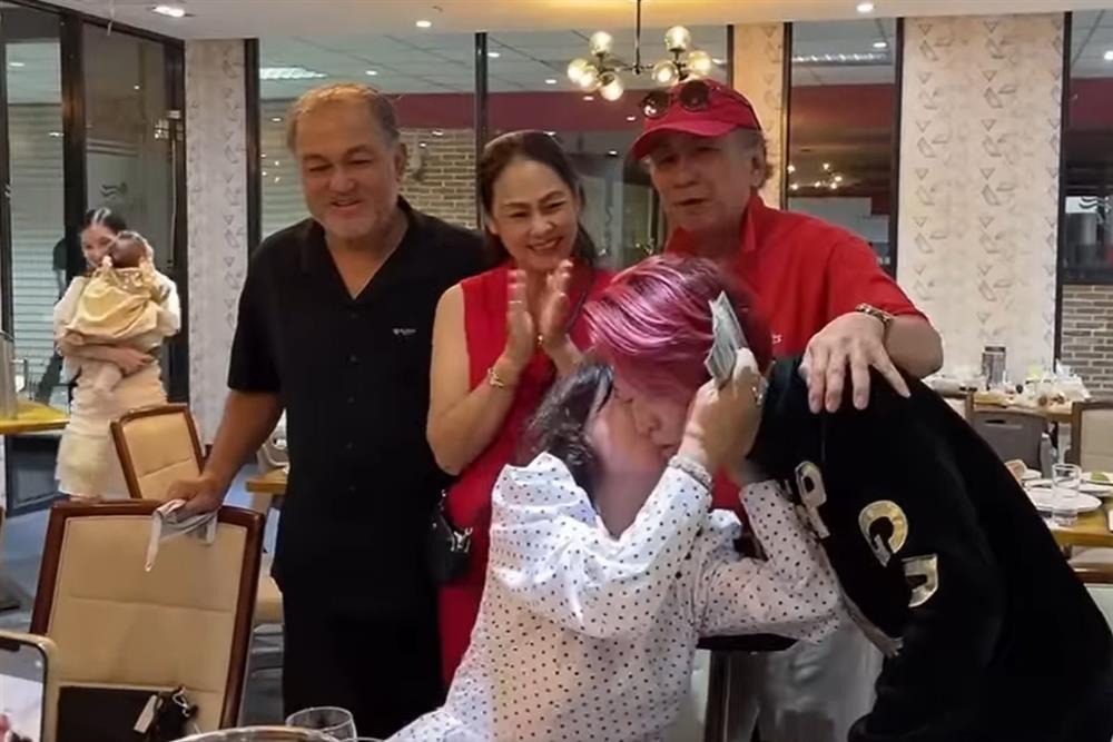 Vũ Hà 'chơi lớn' tặng cho bà xã U60 tiền đô vàng thỏi nhân dịp sinh nhật - Ảnh 3