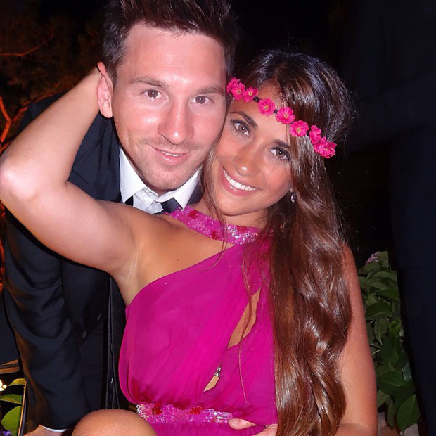 Messi và vợ tình tứ như vợ chồng son, ngoại hình cực phẩm như mẫu nam mẫu nữ trên bìa tạp chí  - Ảnh 1