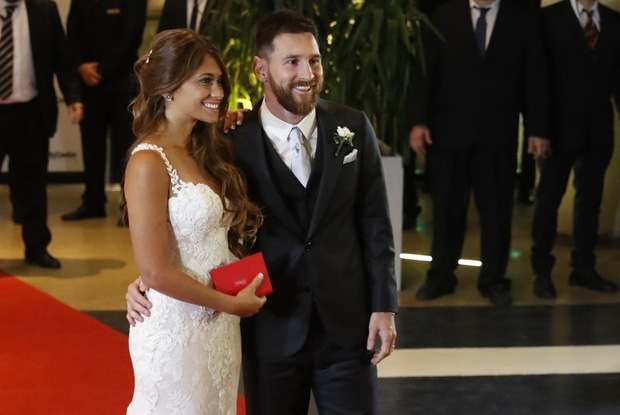 Messi và vợ tình tứ như vợ chồng son, ngoại hình cực phẩm như mẫu nam mẫu nữ trên bìa tạp chí  - Ảnh 6