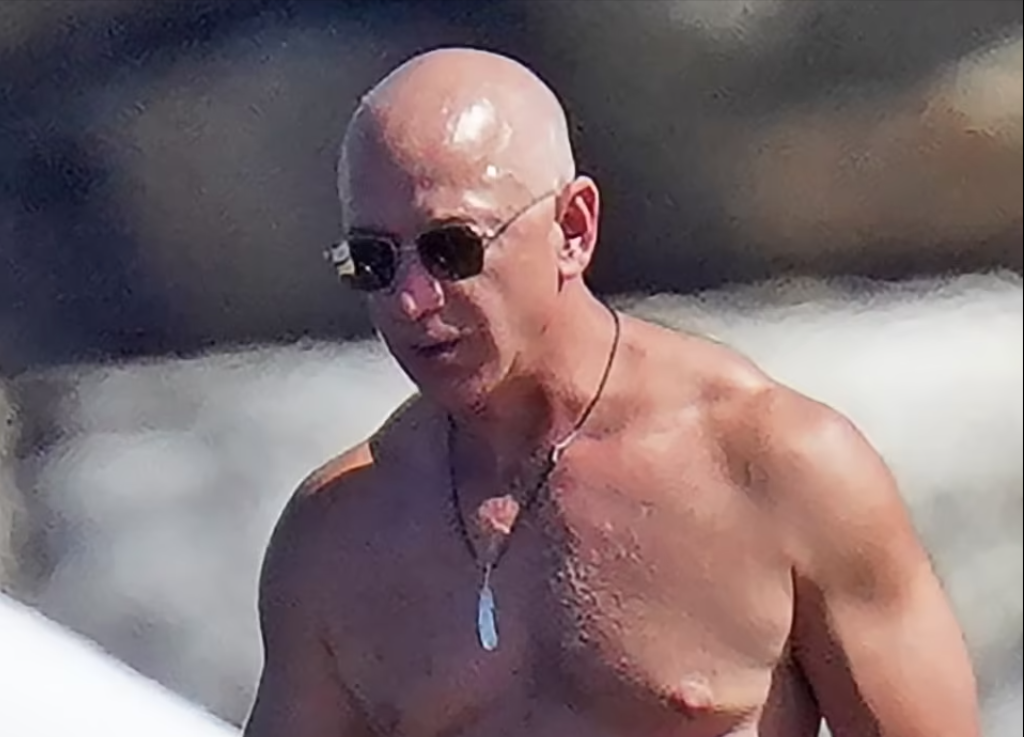 Từ khi yêu tình trẻ, tỷ phú Jeff Bezos hết thư sinh, thân hình cường tráng như thanh niên ở tuổi U60 - Ảnh 9