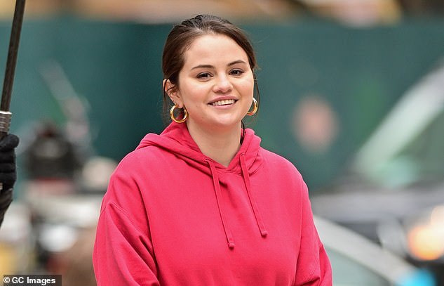 Xuất hiện bông hồng rực rỡ trên lưng Selena Gomez  - Ảnh 3