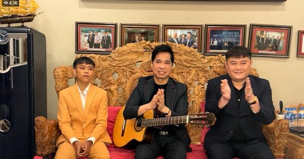 Hồ Văn Cường livestream ở nhà bầu Thụy, hát một bài gửi tặng mẹ nuôi Phi Nhung