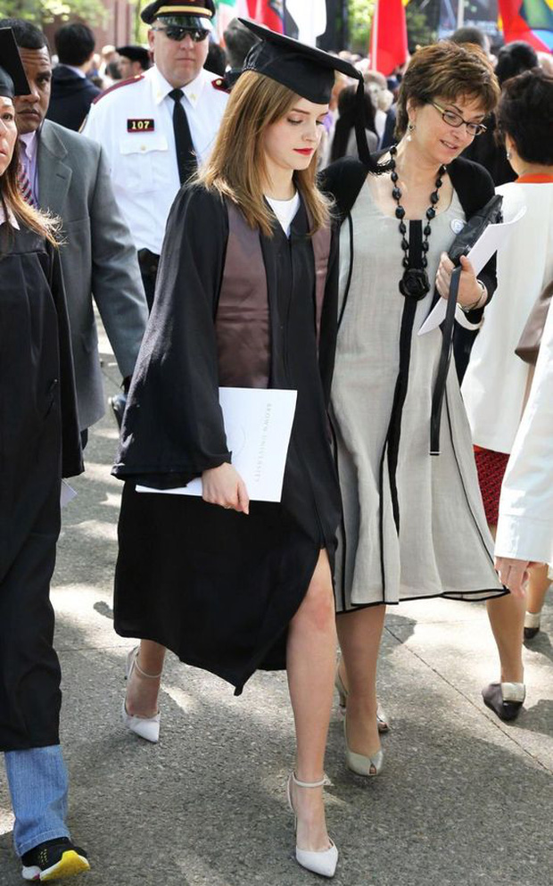 Ảnh tốt nghiệp của Emma Watson hot trở lại, đẹp bất chấp góc chụp thế này bảo sao Tom Holland crush - Ảnh 9