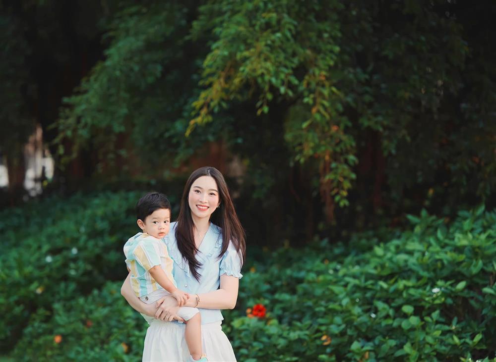 Hoa hậu Đặng Thu Thảo và con gái: Mẹ thần tiên tỷ tỷ, con gái hưởng trọn nét đẹp - Ảnh 6