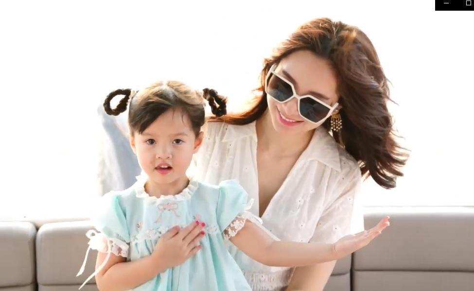 Hoa hậu Đặng Thu Thảo và con gái: Mẹ thần tiên tỷ tỷ, con gái hưởng trọn nét đẹp - Ảnh 1